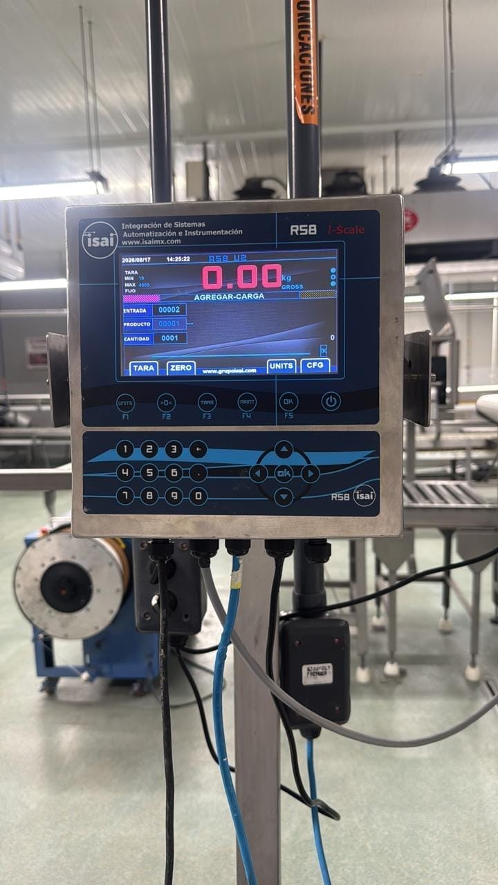 Indicador de báscula i-Scale RS8 de Grupo ISAI en acero inoxidable, mostrando peso, entrada, producto y cantidad